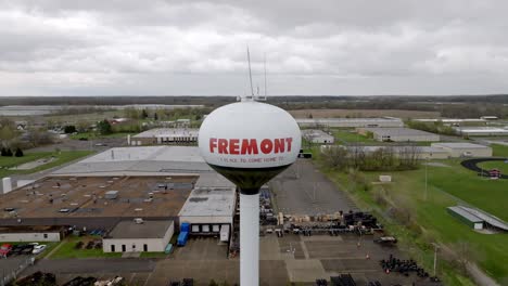 Freemont,-Indiana-Wasserturm-Mit-Herausgezogenem-Drohnenvideo