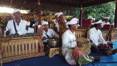 Un-Grupo-De-Músicos-Balineses-Toca-Gamelan-Gong-Kebyar-En-La-Ceremonia-Hindú-De-Bali,-Antigua-Forma-Musical-Del-Sudeste-Asiático.