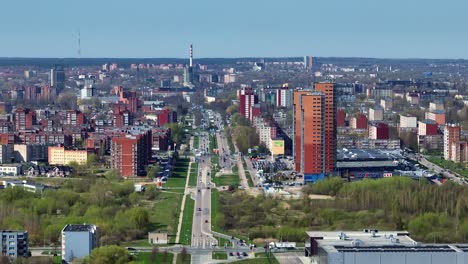 Panoramablick-Auf-Eine-Mitten-Durch-Die-Stadt-Verlaufende-Straße,-Auf-Der-Verschiedene-Verkehrsmittel-Verkehren