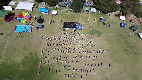 Drohnenvideo-Einer-Gruppenübung-Auf-Einem-Feld-In-Bulawayo,-Simbabwe