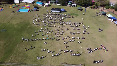 Vídeo-De-Un-Dron-De-Un-Ejercicio-Grupal-En-Un-Campo-En-Bulawayo,-Zimbabwe