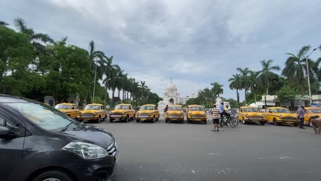 Hunderte-Gelbe-Taxis-Standen-In-Einer-Reihe-Am-Tor-Des-Victoria-Memorial-Für-Dreharbeiten-Zu-Einem-Südindischen-Film