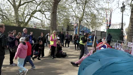 4.-Mai-2023-–-Touristen-Fotografieren-Royalistische-Superfans,-Die-Neben-Dem-Einkaufszentrum-Für-Die-Krönung-Von-König-Charles-Schlange-Stehen