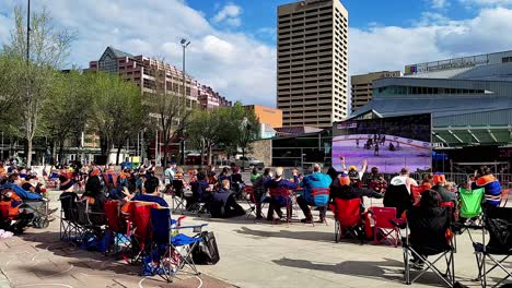 Sonnige,-Kalte-Fanparty,-Die-Sich-Die-Oilers-Vs.-Knights-Während-Der-Stanley-Cup-Playoffs-In-Vegas-Anschaut,-Während-Die-Kalten-Fans-Zusehen,-Wie-Sie-Auf-Einen-Sieg-Und-Ein-Spannendes-Tor-Warten-Und-Mit-Familie-Und-Freunden-Draußen-Vor-Dem-Großbildfernseher-Jubeln