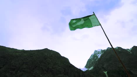 Pakistan-Flagge-An-Der-Grenze-Von-Kaschmir