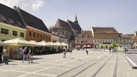 Plaza-De-La-Ciudad-Vieja,-Brasov-Rumania