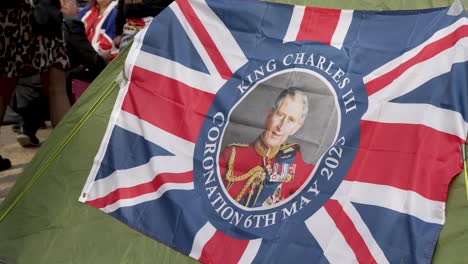 Carpa-Adornada-Con-La-Bandera-Union-Jack-Y-Una-Foto-Del-Rey-Carlos-En-El-Medio-Que-Recubre-El-Centro-Comercial-Para-La-Ceremonia-De-Coronación.