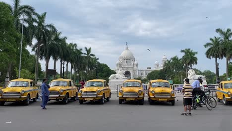 Hunderte-Gelbe-Taxis-Am-Tor-Des-Victoria-Denkmals-Für-Dreharbeiten-Zu-Einem-Südindischen-Film