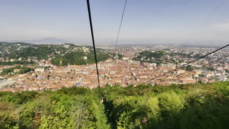 Teleférico-Con-Vistas-A-La-Ciudad,-Brasov-Rumania