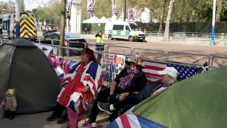 4-De-Mayo-De-2023:-Súper-Fanáticos-Realistas-Envueltos-En-La-Bandera-Union-Jack-Haciendo-Cola-Junto-Al-Centro-Comercial-Para-La-Ceremonia-De-Coronación-De-Los-Reyes.