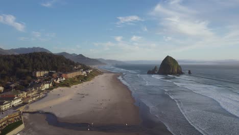 Escénica-Roca-Pajar-De-Cannon-Beach-En-La-Costa-De-Oregon,-Vuelo-Aéreo-De-Drones
