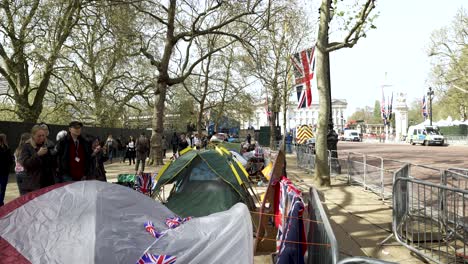 4-De-Mayo-De-2023:-Fila-De-Tiendas-De-Campaña-Acampando-A-Lo-Largo-Del-Centro-Comercial-Para-La-Ceremonia-De-Coronación-Del-Rey-Carlos-En-Londres