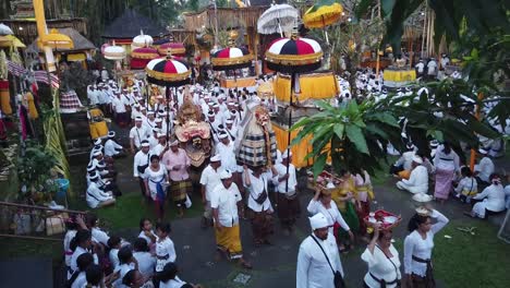 Vista-Aérea-Sobre-Los-Hindúes-Balineses-Caminando-En-Procesión-Con-Criaturas-Místicas-Barong-En-La-Ceremonia-Del-Templo,-Bali,-Indonesia