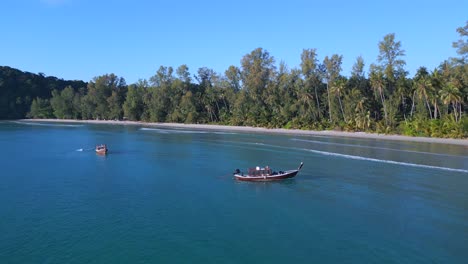 Überflug-Longtailboot-Flyover-Drohne-Unglaublicher-Flug-Von-Oben-Aus-Der-Luft-Ko-Kut-Boot-In-Bay-Lagoon-Beach,-Thailand-Sommer-2022
