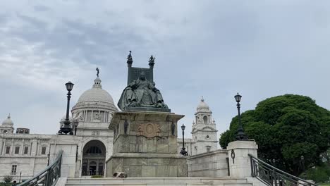 Queen-Victoria-Monument-with-Victoria-Memorial.-Kolkata,-India