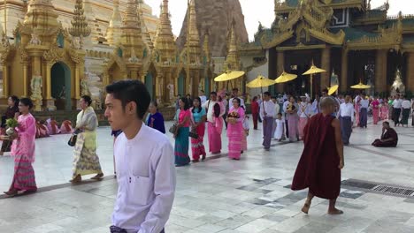 Yangon,-Myanmar---24-De-Abril-De-2018:-Colorida-Ceremonia-De-Boda-Budista-En-La-Pagoda-De-Shwedagon-En-Yangon-Myanmar