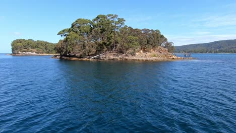Port-Arthur,-Tasmania,-Australia---12-De-Marzo-De-2019:-El-Histórico-Lugar-De-Entierro-Llamado-La-Isla-De-Los-Muertos-En-La-Bahía-De-Carnarvon,-Tasmania,-Australia