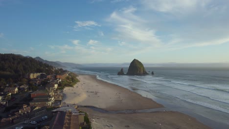 Atemberaubende-Luftaufnahme-Des-Haystack-Rock-Von-Cannon-Beach-An-Der-Küste-Von-Oregon,-PNW