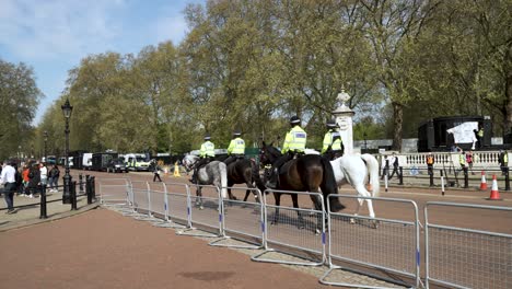 Cámara-Lenta-De-La-Policía-Montada-Preparándose-Para-La-Coronación-Del-Rey