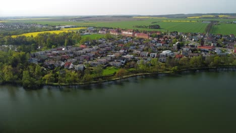Schöner-Sommer-Im-Europäischen-Dorf---Blick-Auf-Die-Grüne-Wiese-Vor-Dem-Hintergrund-Von-Landhäusern