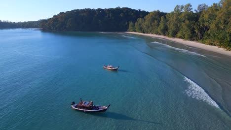 longtailboot-overflight-flyover-drone
Nice-aerial-top-view-flight-ko-kut-boat-in-bay-lagoon-beach,-Thailand-summer-2022