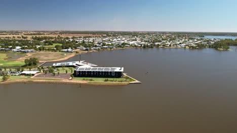 Yarrawonga,-Victoria,-Australien---31.-Januar-2023:-Das-Sebel-Hotel-Am-Ufer-Des-Lake-Mulwala-Mit-Yarrawonga-Im-Hintergrund