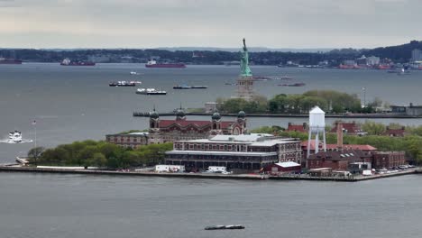 Freiheitsstatue-Und-Ellis-Island