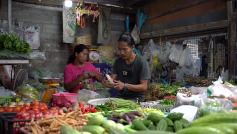 Los-Vendedores-Que-Atienden-Puestos-De-Verduras-Frescas-Cortan-Y-Envasan-Verduras-En-El-Mercado-Ferroviario-De-Maeklong,-Una-Atracción-única-Y-Fascinante-En-La-Provincia-De-Samut-Songkhram,-Al-Suroeste-De-Bangkok,-Tailandia