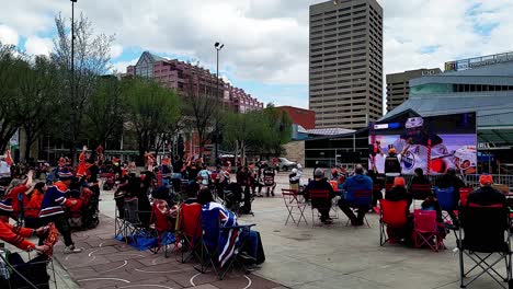 Innenstadt-Von-Edmonton,-Rathaus,-Winston-Churchill-Square,-Freunde-Der-Familie,-Die-Geduldig-Das-Auswärtsspiel-Der-Oilers-Beobachteten-Und-In-Der-Ersten-Halbzeit-Einen-Plötzlichen-1.-Tor-Vorsprung-Vor-Den-Knights-Mit-5-Zip-Spielen-A1-2-Erzielten