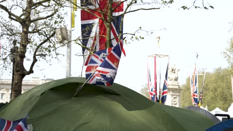 Union-Jack-Flagge-Und-Kings-Charles-Foto-Im-Mittelstreifen-Winken-Aus-Dem-Zelt-Neben-Dem-Einkaufszentrum-Zur-Krönungszeremonie