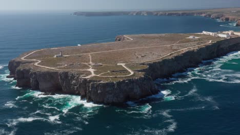 Festung-Von-Sagres,-Drohnenschuss-An-Der-Küste-Der-Algarve