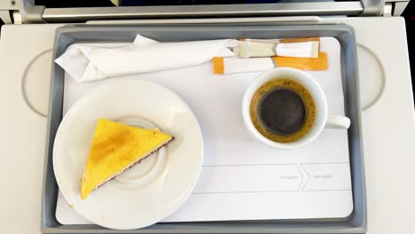 Aufnahme-Eines-Käsekuchens-Und-Einer-Tasse-Kaffee-Von-Oben-Auf-Einem-Flug-Mit-Bulgarischer-Luft