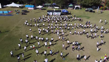 Drohnenvideo-Einer-Gruppenübung-Auf-Einem-Feld-In-Bulawayo,-Simbabwe
