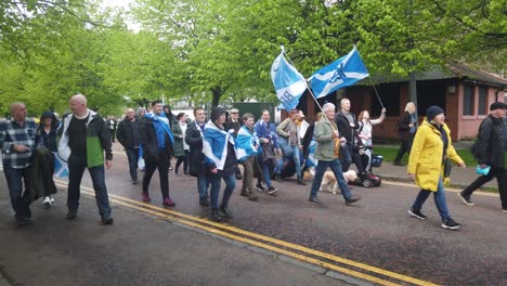 Weitwinkelaufnahme-Schottischer-Aktivisten,-Die-In-Glasgow-Grün-Für-Die-Unabhängigkeit-Schottlands-Marschieren