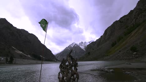 Schwenkende-Flagge-Pakistans-Mitten-In-Den-Bergen-Neben-Einem-See