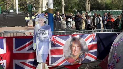 4.-Mai-2023-–-Pappausschnitt-Der-Verstorbenen-Königin-Elizabeth-Neben-Der-Union-Jack-Flagge-Mit-Einem-Foto-Von-King-Charles-In-Der-Mitte