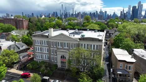 Städtische-Stadtschule-Mit-Der-Skyline-Von-Manhattan-In-Der-Ferne