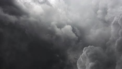 Enfrentando-Tormentas-Eléctricas-Y-Nubes-Oscuras