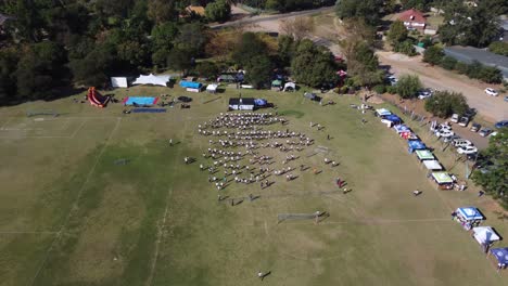 Vídeo-De-Un-Dron-De-Un-Ejercicio-Grupal-En-Un-Campo-En-Bulawayo,-Zimbabwe