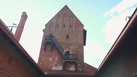 Trakai,-Litauen-4.-Mai-2023:-Touristen-Besuchen-Den-Innenhof,-Das-Museum-Und-Ein-Kulturzentrum-Der-Gotischen-Inselburg-Von-Trakai,-POV,-Steadicam-Aufnahme