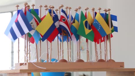 Banderas-De-Diferentes-Países-Del-Mundo,-En-Un-Aula-Infantil-Montessori