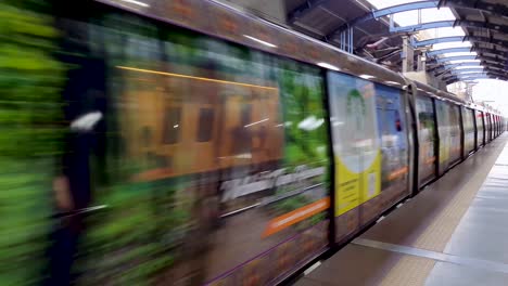 Der-U-Bahn-Zug-Kommt-Morgens-Aus-Einem-Flachen-Winkel-Am-Bahnhof-An.-Das-Video-Wurde-Am-10.-April-2022-An-Der-U-Bahn-Station-Hauz-Khas-In-Neu-Delhi,-Indien,-Aufgenommen