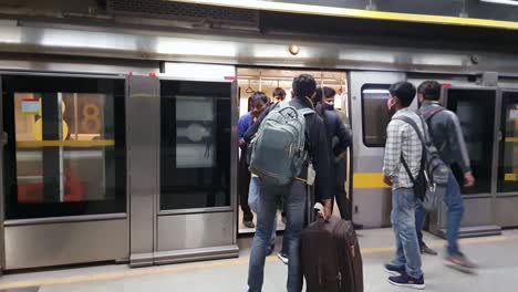 Das-Video-Zum-Aus--Und-Einsteigen-Von-Fahrgästen-An-Der-U-Bahn-Station-Aus-Dem-Ankommenden-U-Bahn-Zug-Wurde-Am-10.-April-2022-An-Der-U-Bahn-Station-Neu-Delhi,-Neu-Delhi,-Indien,-Aufgenommen