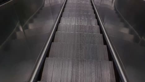 Isolierte,-Sich-Bewegende-Rolltreppe,-Die-Am-Morgen-Aus-Einem-Flachen-Winkel-Nach-Oben-Fährt.-Das-Video-Wurde-Am-10.-April-2022-An-Der-U-Bahn-Station-Neu-Delhi,-Neu-Delhi,-Indien,-Aufgenommen