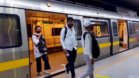 Passagier,-Der-Morgens-Am-Bahnhof-Aus-Dem-U-Bahn-Zug-Aussteigt.-Das-Video-Wurde-Am-10.-April-2022-An-Der-U-Bahn-Station-Vaishali-In-Neu-Delhi,-Indien,-Aufgenommen