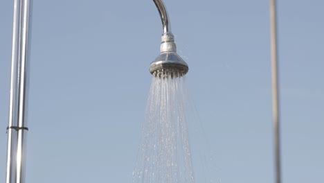 Wasser-Läuft-Durch-Die-Dusche,-Außenaufnahme