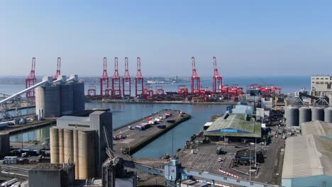 Muelle-De-Gladstone-Con-Terminales-De-Biomasa-Y-Granos-Mirando-Hacia-El-Puerto-De-Liverpool-2-Con-Grandes-Grúas-Pórtico