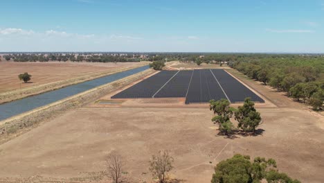 Mulwala,-Nueva-Gales-Del-Sur,-Australia---18-De-Febrero-De-2023:-Vista-Aérea-Acercándose-Al-Parque-Solar-Esco-Pacific-En-Mulwala,-Nueva-Gales-Del-Sur