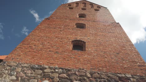 Trakai,-Lituania-4-De-Mayo-De-2023:-Turistas-Que-Visitan-El-Patio-Interior-Del-Castillo-Gótico-De-La-Isla-De-Trakai,-Un-Museo-Y-Un-Centro-Cultural-Pov,-Toma-De-Steadicam