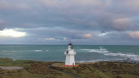 Luftdrohnenansicht,-Die-Um-Den-Leuchtturm-Von-Waipapa-An-Der-Küste-Neuseelands-Fliegt